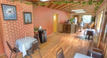 Hofbrau Riverfront Inn