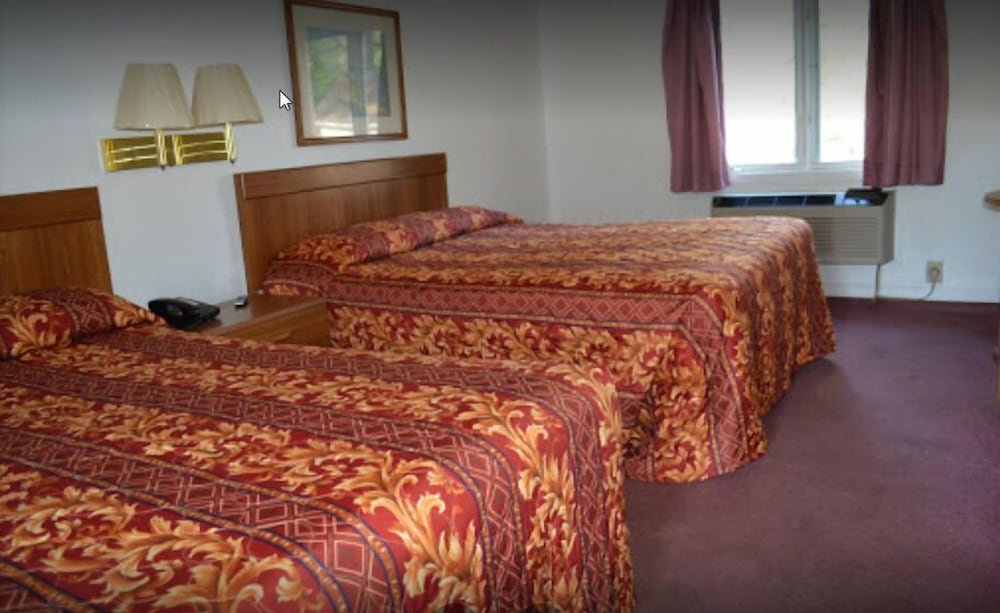 Hofbrau Riverfront Inn