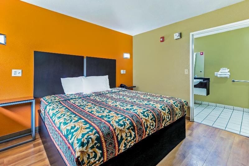 Hotel Lake Charles Hwy 10 by OYO Rooms