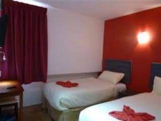 Capital O 90726 V Hotel