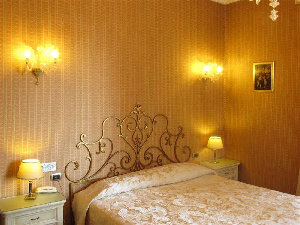 De Rose Hotel