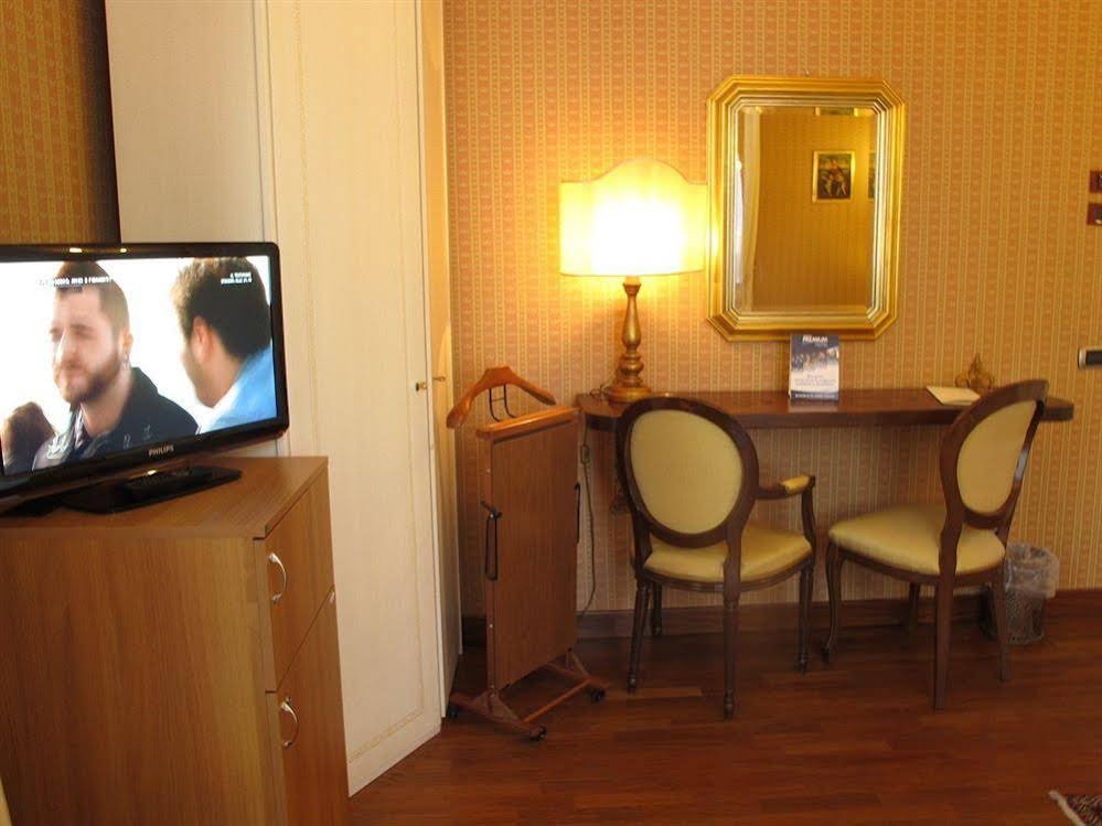 De Rose Hotel