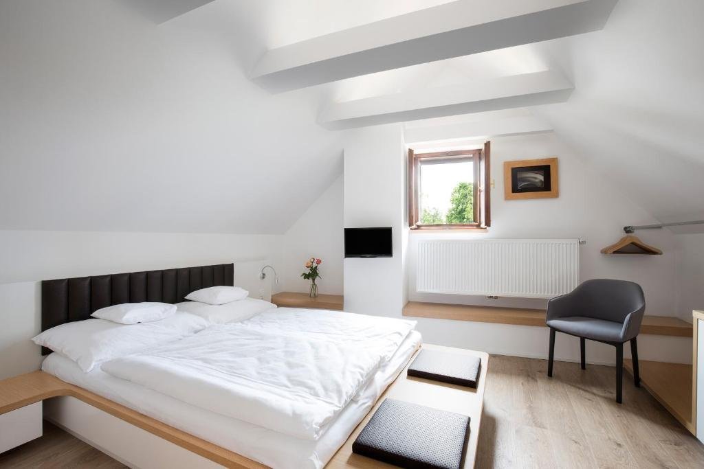 Hotel 100