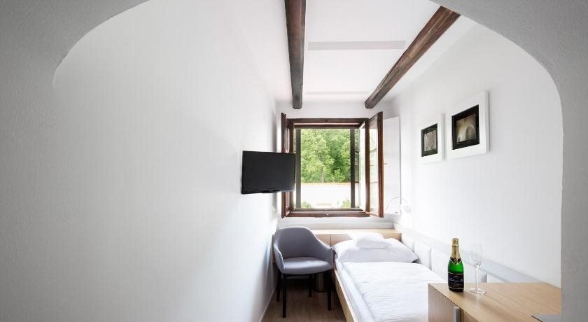 Hotel 100