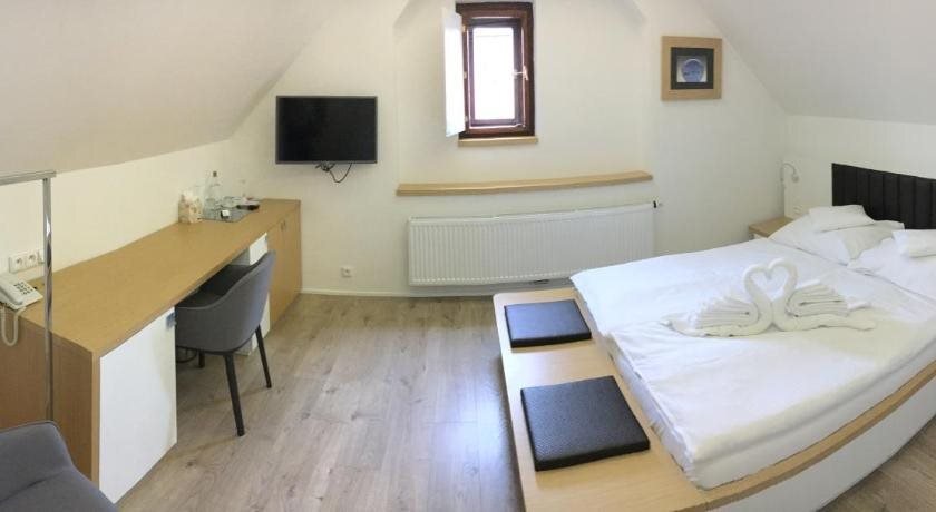 Hotel 100