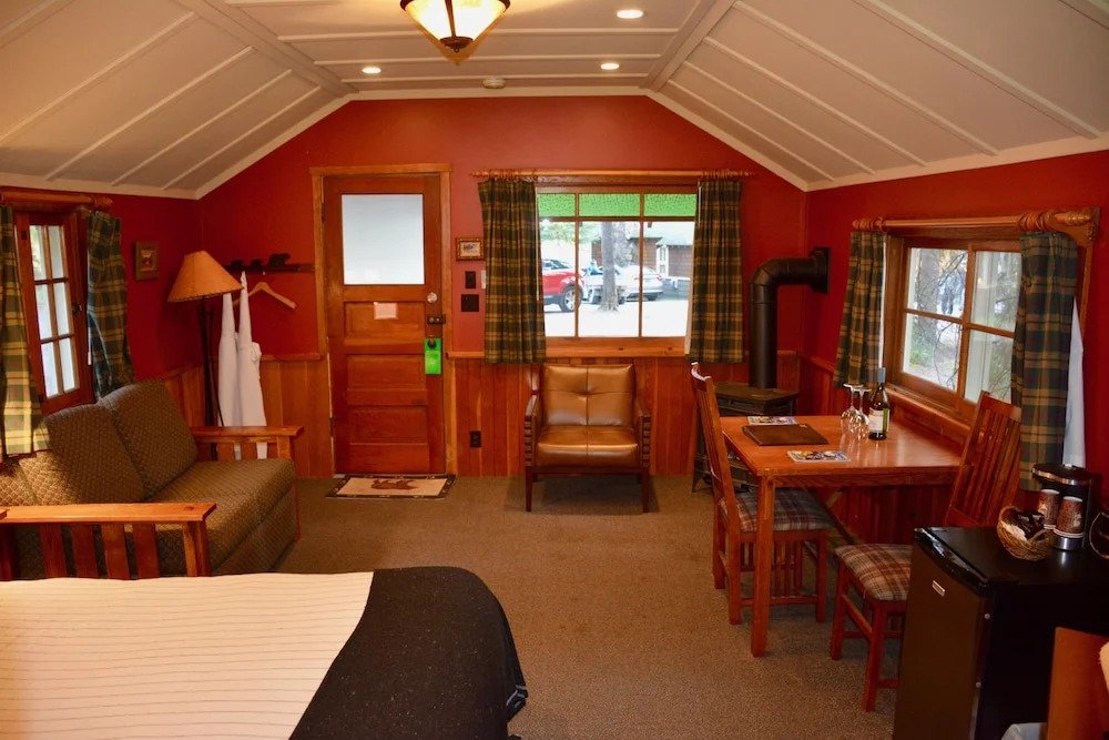 Johnston Canyon Lodge and Bungalows