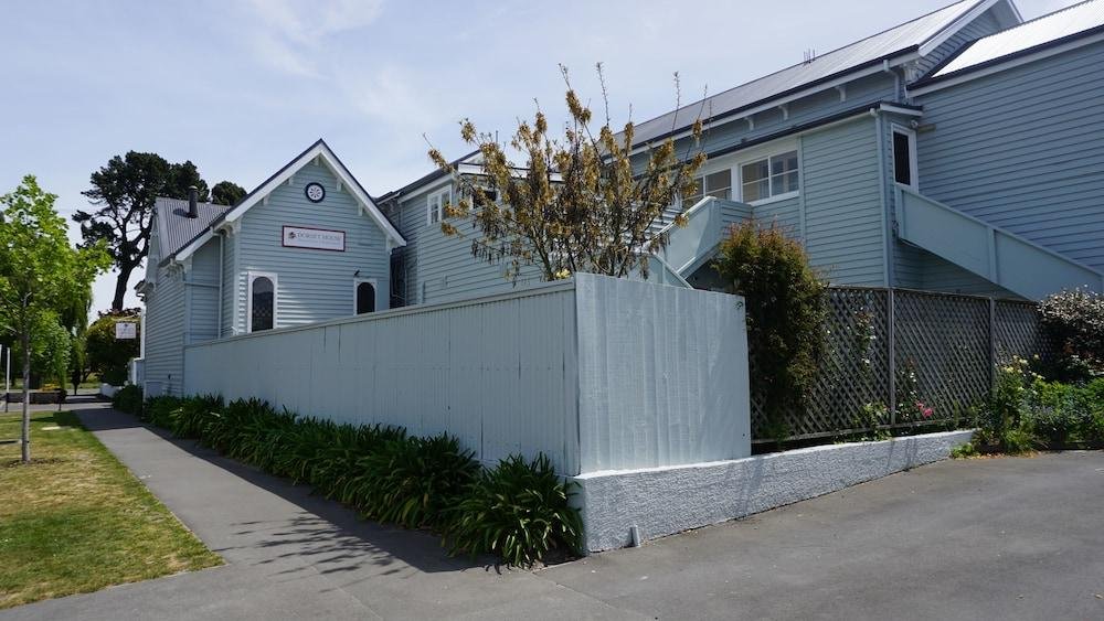 Dorset House Backpackers / Dorset Apartments