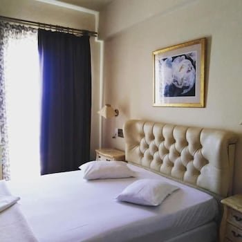 Queens Leriotis Hotel
