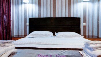 Sleepy Tom Hotel