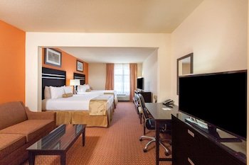 La Quinta Inn & Suites by Wyndham Tulsa Midtown