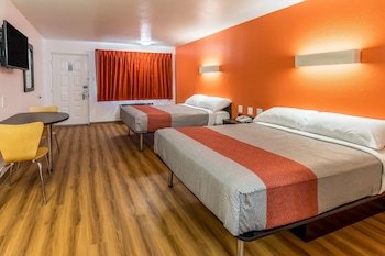 Motel 6 Arlington TX-UTA