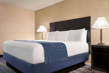 Super 8 by Wyndham Lindsay Olive Tree