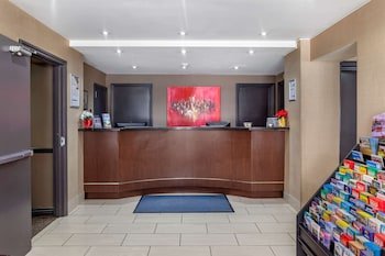 Econo Lodge Inn & Suites Downtown