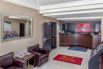 Econo Lodge Inn & Suites Downtown