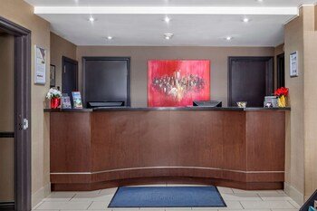 Econo Lodge Inn & Suites Downtown