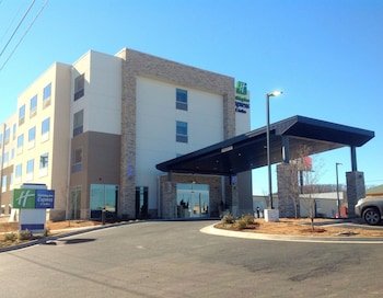 Holiday Inn Express & Suites Tahlequah