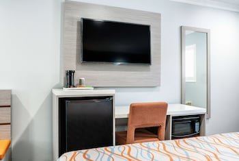 Travelodge Inn & Suites Bell Los Angeles Area
