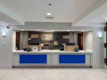 Holiday Inn Express Hotel & Suites of Woodland Hills