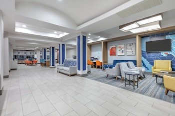 Holiday Inn Express & Suites Winnie