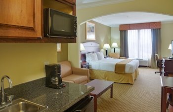 Holiday Inn Express & Suites Winnie