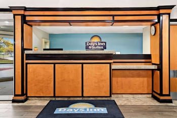 Days Inn & Suites by Wyndham Warren