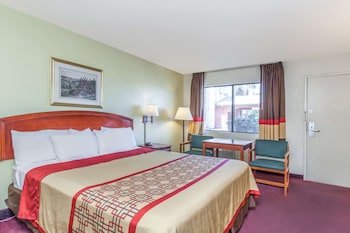 Super 8 by Wyndham Bakersfield/Central