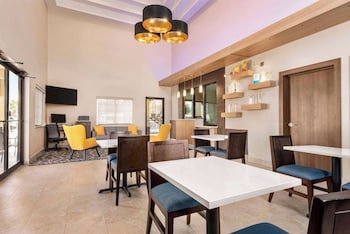 Days Inn & Suites by Wyndham Houston Hobby Airport