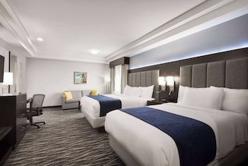 Days Inn & Suites by Wyndham Houston Hobby Airport