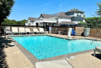 Days Inn by Wyndham Arlington