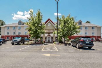 Econo Lodge Inn & Suites