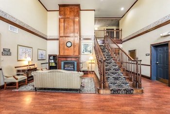Econo Lodge Inn & Suites