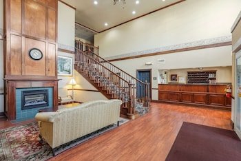 Econo Lodge Inn & Suites