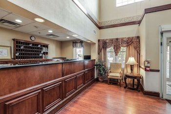 Econo Lodge Inn & Suites