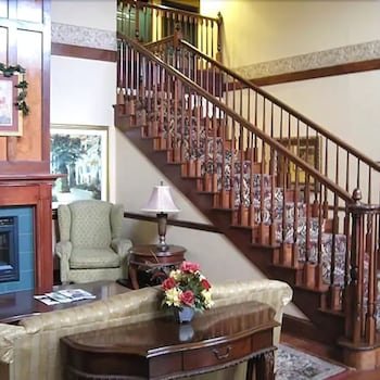 Econo Lodge Inn & Suites