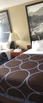 Super 8 by Wyndham Montgomery Maybrook