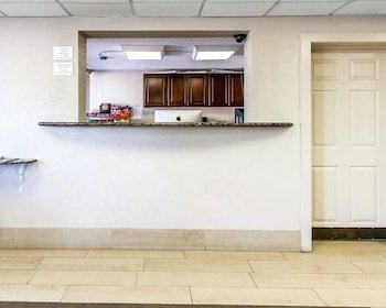 Econo Lodge Inn & Suites Near Bricktown