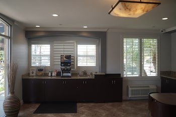Harbor Inn & Suites