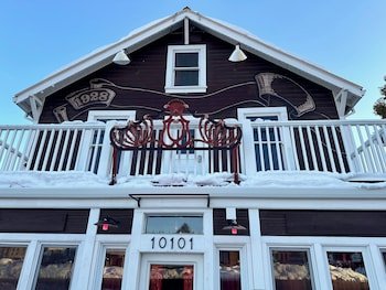 Redlight Historic Bunk Hotel and Speakeasy