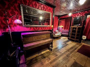 Redlight Historic Bunk Hotel and Speakeasy