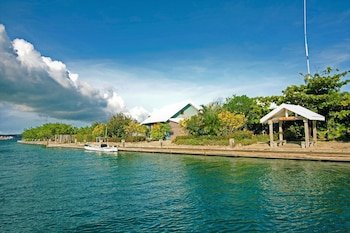Barefoot Cay Boutique Resort & Marina