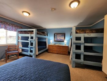 Inn The Clouds Hostel & Inn