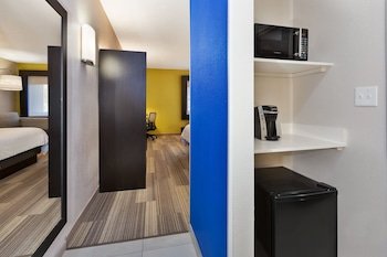 Holiday Inn Express Detroit-Warren