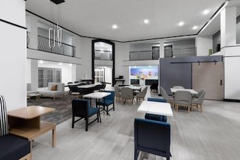 La Quinta Inn & Suites by Wyndham Houston Bush IAH South