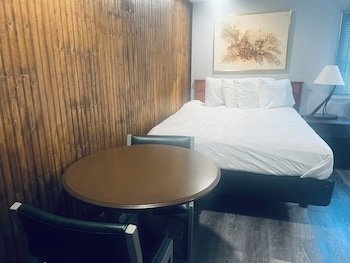 Falls Motel