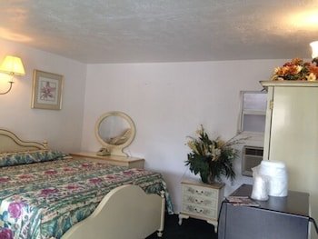 Three Oaks Motel
