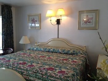 Three Oaks Motel