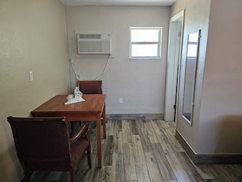 Three Oaks Motel