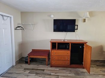 Three Oaks Motel