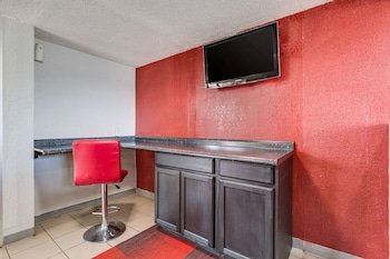 Econo Lodge Inn & Suites