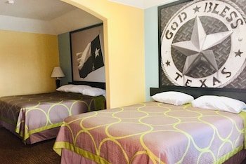 Super 8 by Wyndham Montgomery/ Lake Conroe